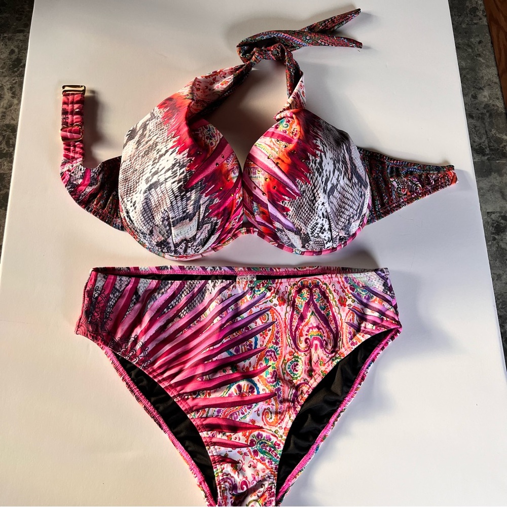 ☀️👙Venus 38DD/40D Marilyn halter bikini top, & matching size 12 hipster bottom.